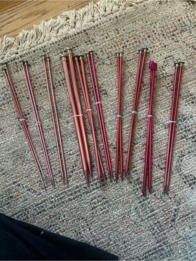 Set of Metal  Knitting Needles in varying Shimmering Pink/Coral